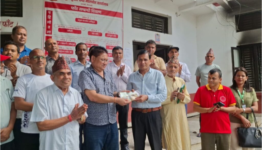 सहकारीहरूद्वारा कैलाली मालपोत कार्यालयलाई ३ लाख १५ हजार रुपैयाँ सहयोग