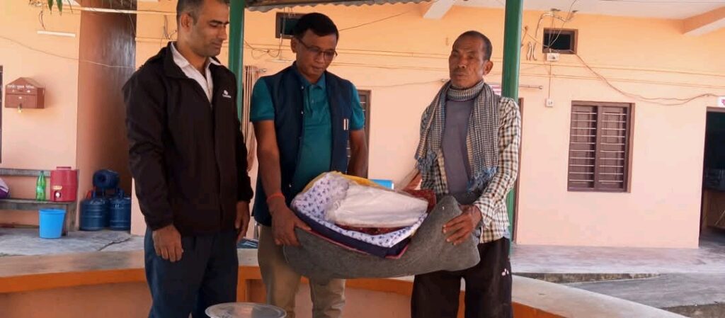 लालझाडी–२ मा आगलागी: गाउँपालिका अध्यक्षद्वारा राहत सामग्री हस्तान्तरण