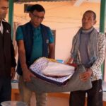 लालझाडी–२ मा आगलागी: गाउँपालिका अध्यक्षद्वारा राहत सामग्री हस्तान्तरण