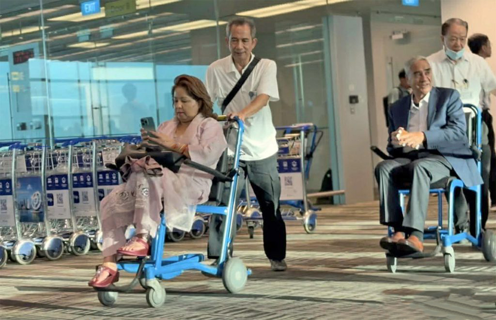 उपचारका लागि गएका कांग्रेस सभापति देउवा पत्नी आरजुसहित सिंगापुर पुगे, विमानस्थलमा ह्विलचेयरमा देखिए