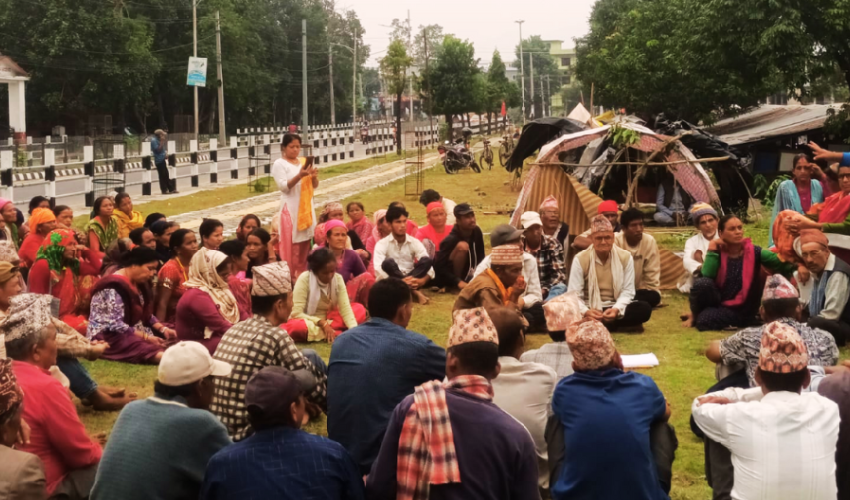 जङ्गलबाट हटाइएपछि आक्रोशित आरक्षपीडित प्रशासन कार्यालयअगाडि त्रिपाल टाँगेर धर्नामा