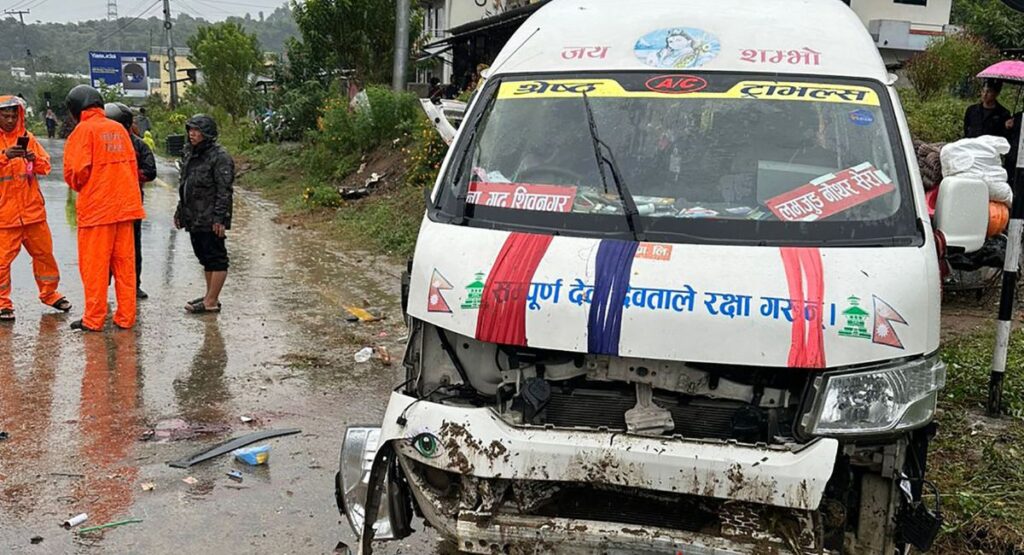 पृथ्वीराजमार्गमा माइक्रो दुर्घटना, १४ जना घाइते