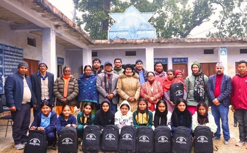 धनगढी उपमहानगरले सामुदायिक विद्यालयका दलित छात्राहरुलाई छात्रवृति वितरण गर्दै