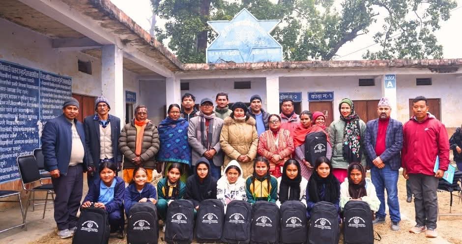 धनगढी उपमहानगरले सामुदायिक विद्यालयका दलित छात्राहरुलाई छात्रवृति वितरण गर्दै