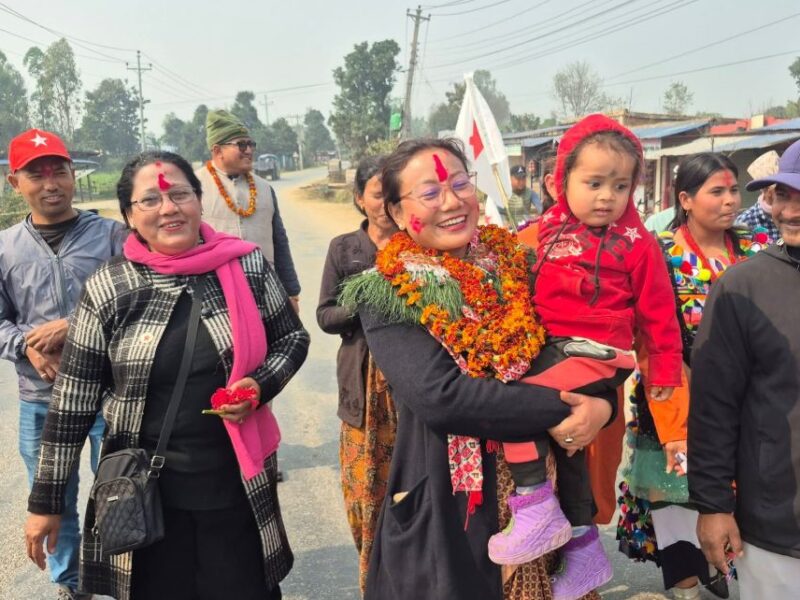 चुनावी माहोल तात्यो : बीना मगरको घरदैलो तीव्र