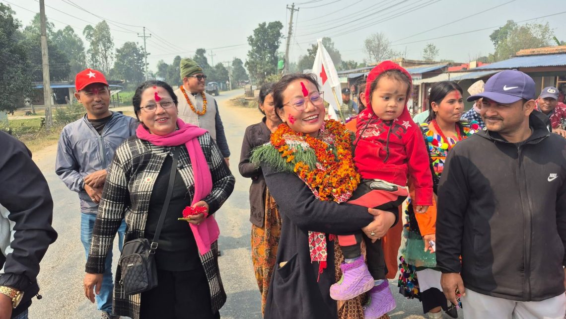 चुनावी माहोल तात्यो : बीना मगरको घरदैलो तीव्र
