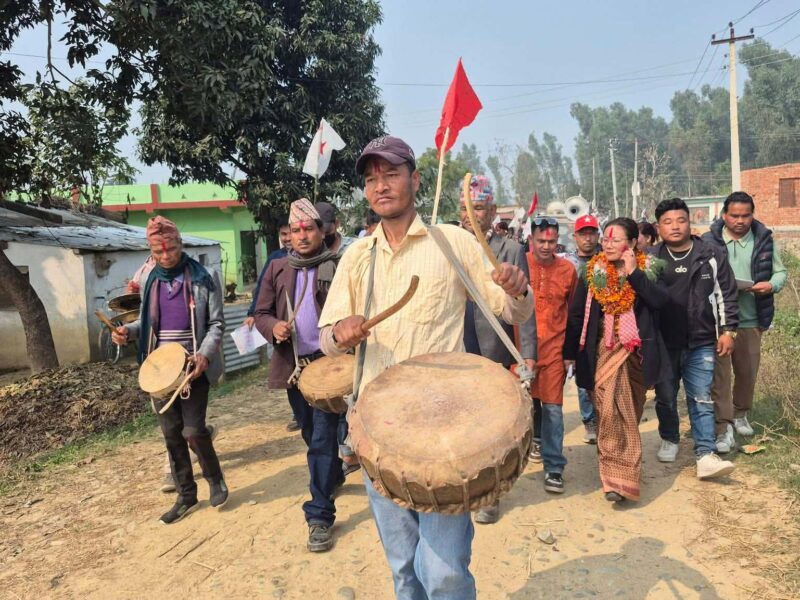 घरदैलोमा गरिरहेकी नेकपाकी उम्मेदवार बीना मगरलाई जनताद्वारा मौलिक बाजागाजाले स्वागत