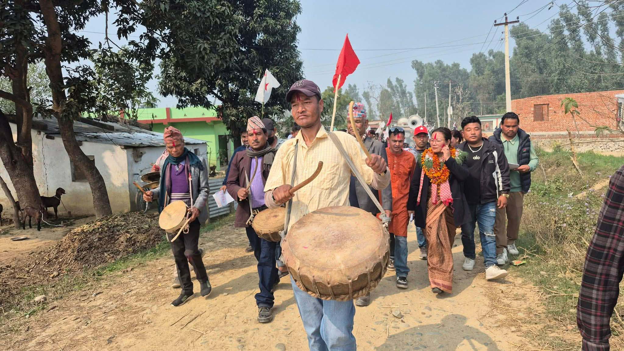 घरदैलोमा गरिरहेकी नेकपाकी उम्मेदवार बीना मगरलाई जनताद्वारा मौलिक बाजागाजाले स्वागत