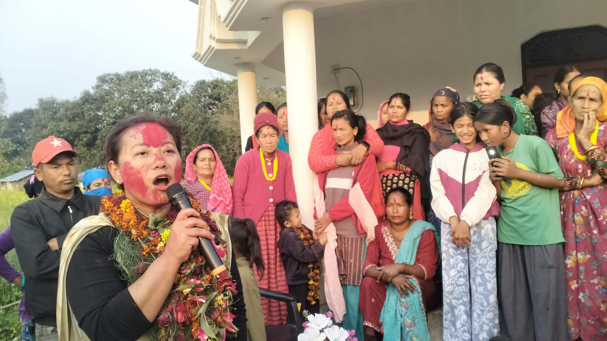 बिना मगर जिताउन बेलडाँडीका एमाले–काँग्रेसका नेता कार्यकर्तादेखि महिला नेकपामा प्रवेश