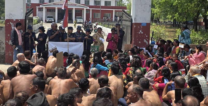 चर्को गर्मीमा कञ्चनपुरका आरक्ष पीडितद्वारा प्रशासन अगाडि अर्धनग्न प्रदर्शन