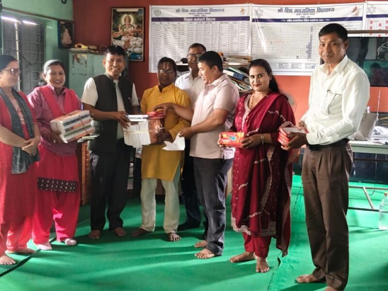 दाइजो कृषि सहकारी संस्थाद्वारा शैक्षिक सामग्री हस्तान्तरण