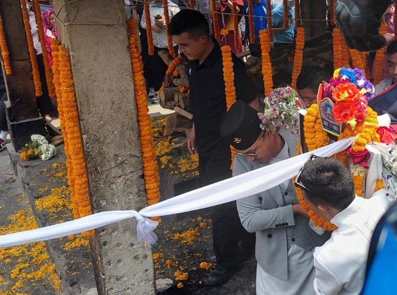 काठमाडौँको तार्केश्वरमा सवारी दुर्घटनामा ज्यान गुमाएका इन्स्पेक्टर अभय लामाको अन्त्येष्टिमा गृहमन्त्री सुधन गुरुङ सहभागी
