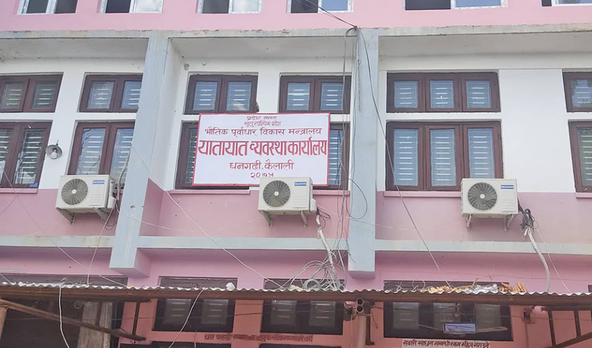 लम्कीचुहामा यातायात कार्यालयको उद्घाटन: झुप्रे रावतले पाँच वर्षका लागि निःशुल्क दिए घर