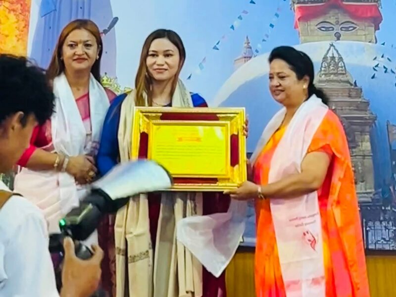 दुई दशकदेखि सौन्दर्य क्षेत्रमा योगदान पुर्‍याउँदै आएकी कञ्चनपुरकी अमृता कुमारी राना ‘सेकेन्ड नेपाल ब्युटिसियन अवार्ड–२०८३’ बाट सम्मानित