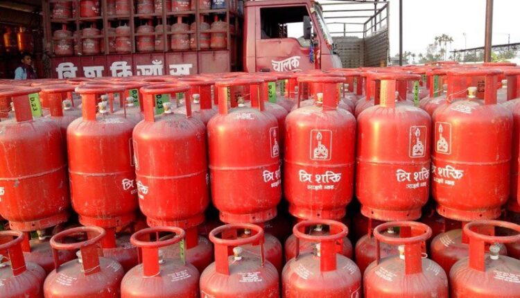 एलपी ग्यास कालोबजारी गरेको आरोपमा एक व्यवसायी पक्राउ