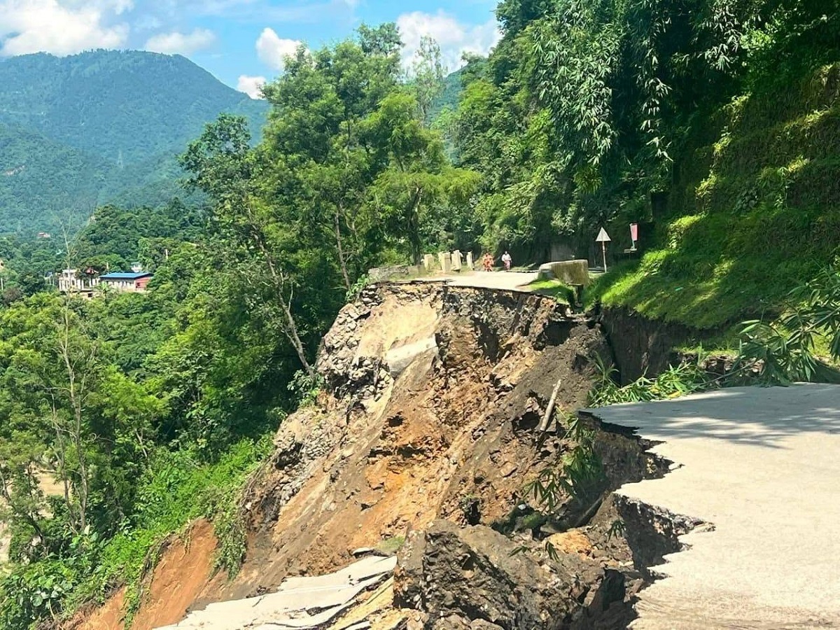 त्रिशूलीको कटानले कृष्णभीरको सडक भासियो: डाँडामै बस्ती भएकाले भित्तो काट्न नसकिने