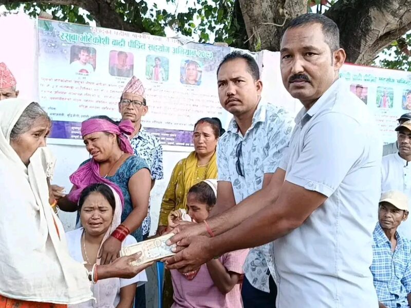 कृष्णपुर र लालझाडी मा रसुवा र भोटेकोशी बाढीबाट प्रभावित परिवारलाई आर्थिक सहयोग