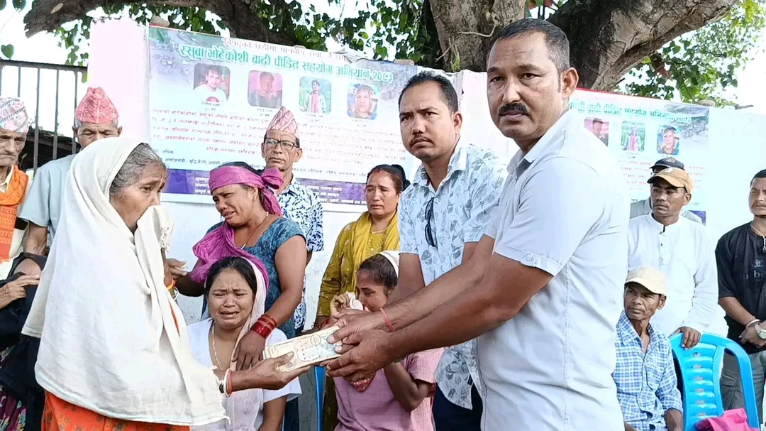 कृष्णपुर र लालझाडी मा रसुवा र भोटेकोशी बाढीबाट प्रभावित परिवारलाई आर्थिक सहयोग