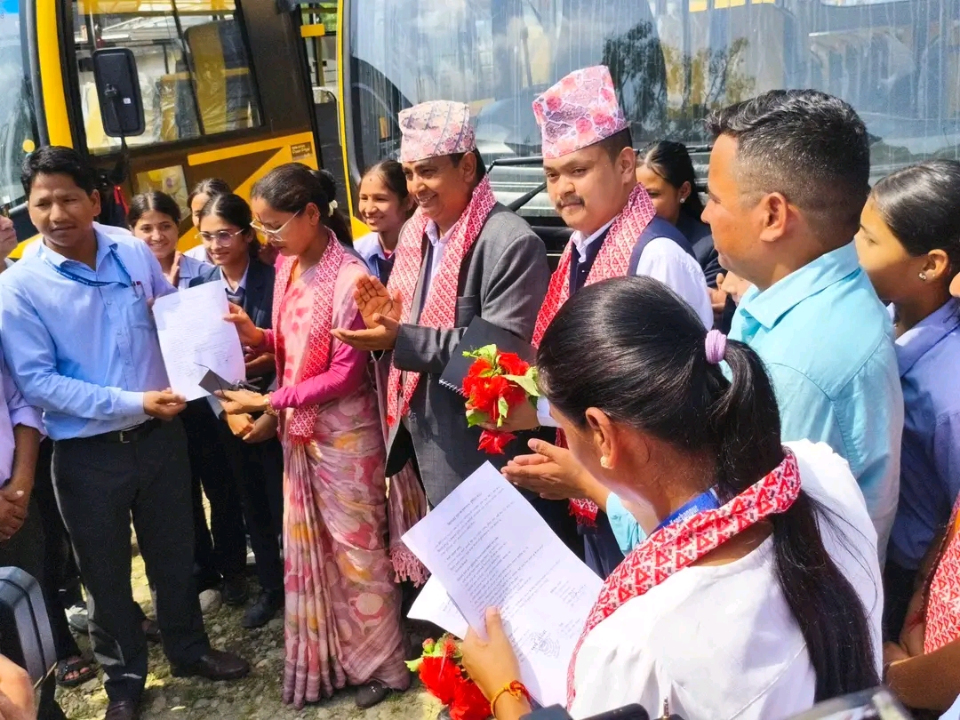 कृष्णपुर नगरपालिका मा ६ सामुदायिक विद्यालयलाई बस हस्तान्तरण