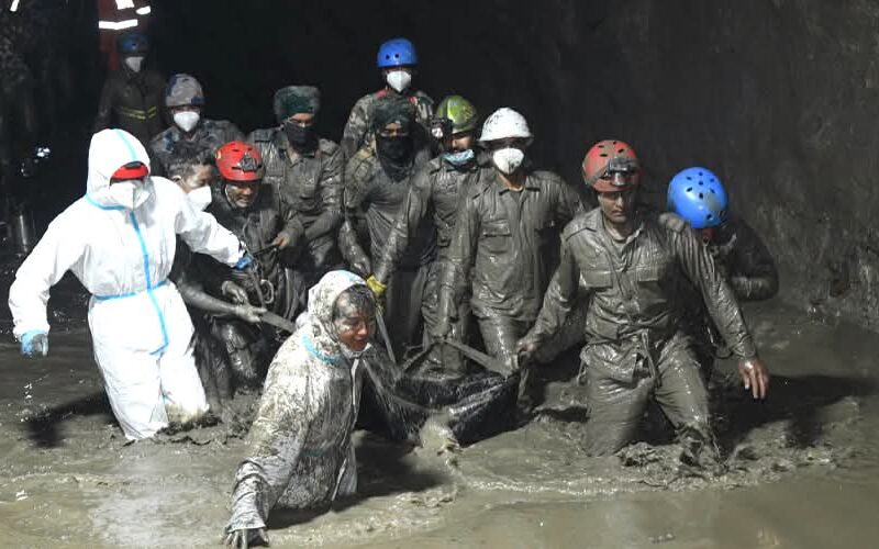 चिलिमेमा बाढीपछि फेला परेका पाँच कर्मचारीको शव परिवारलाई हस्तान्तरण
