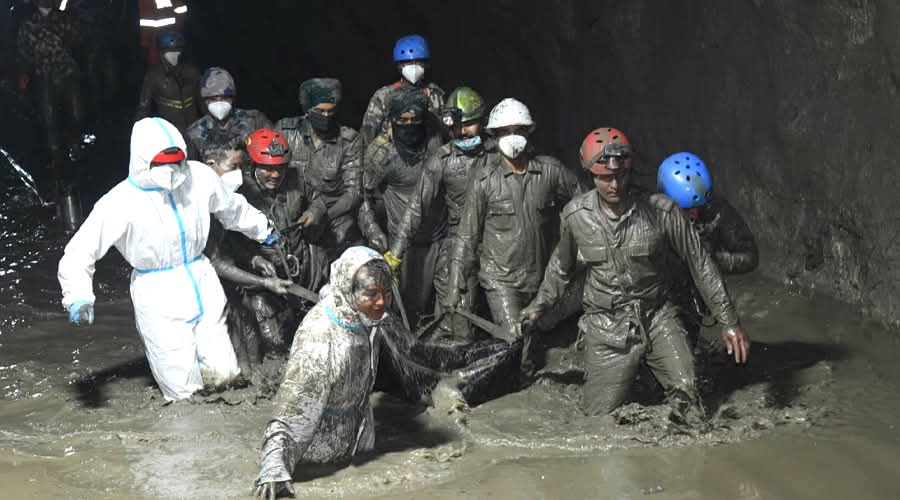 चिलिमेमा बाढीपछि फेला परेका पाँच कर्मचारीको शव परिवारलाई हस्तान्तरण
