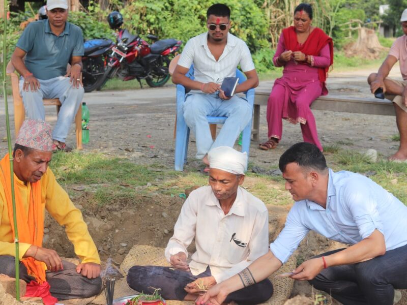 स्थानीयको सहयोग र श्रमदानमा डमौलियामा चौतारो निर्माण सुरु