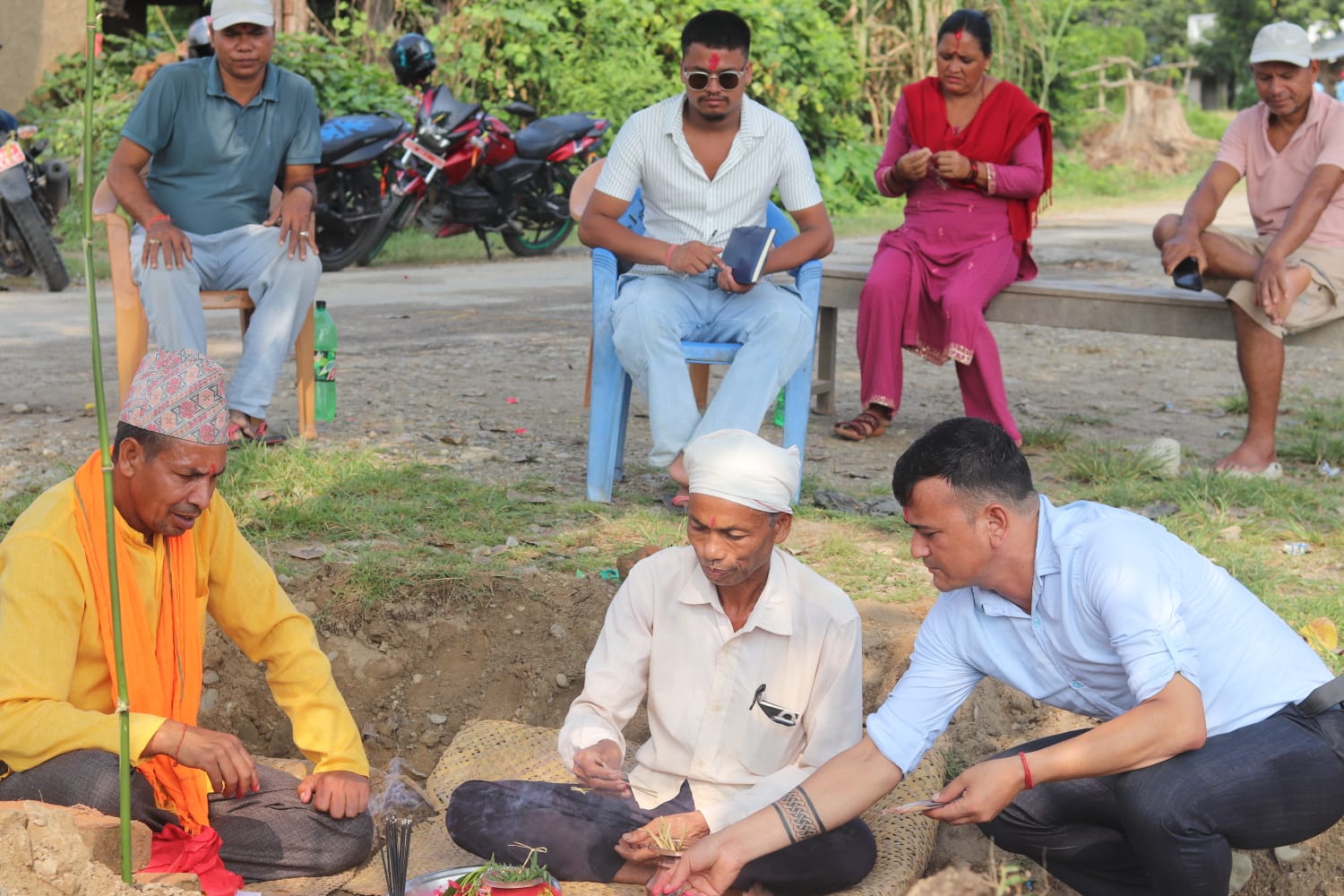 स्थानीयको सहयोग र श्रमदानमा डमौलियामा चौतारो निर्माण सुरु