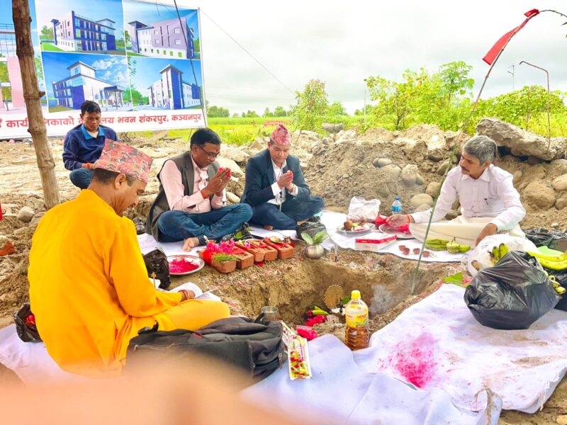 लालझाडीमा निर्माण हुन लागेको प्रशासकिय भवनको शिलान्यास