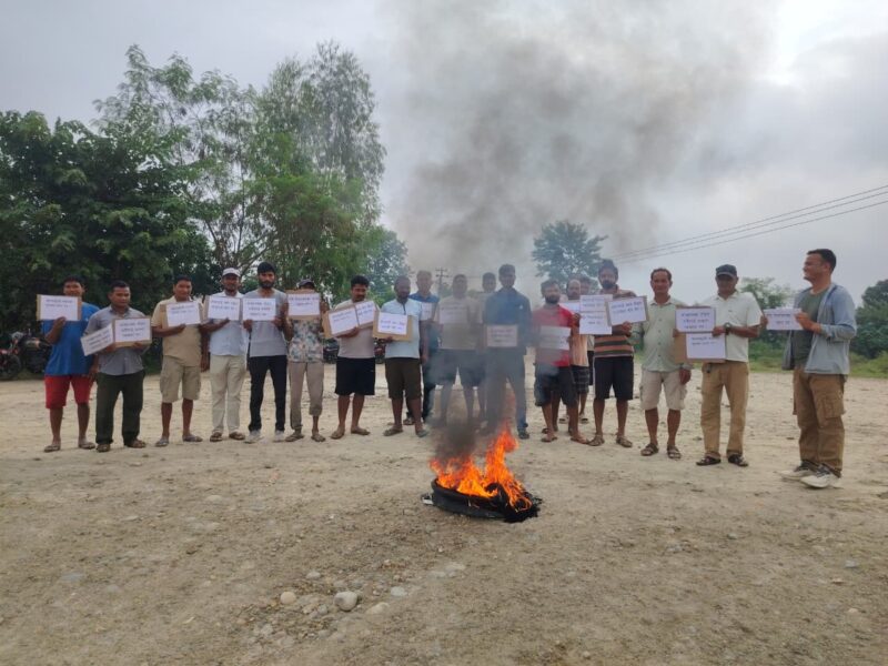 धनगढी-१७ मा स्थानीयको आन्दोलन: खुटिया नदीबाट नदीजन्य पदार्थ उत्खनन र ओसारपसारमा रोक