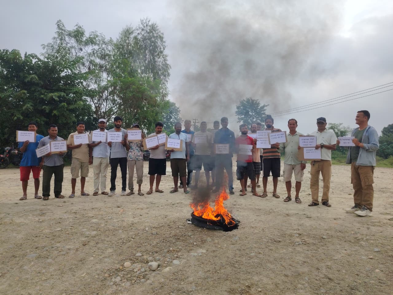 धनगढी-१७ मा स्थानीयको आन्दोलन: खुटिया नदीबाट नदीजन्य पदार्थ उत्खनन र ओसारपसारमा रोक